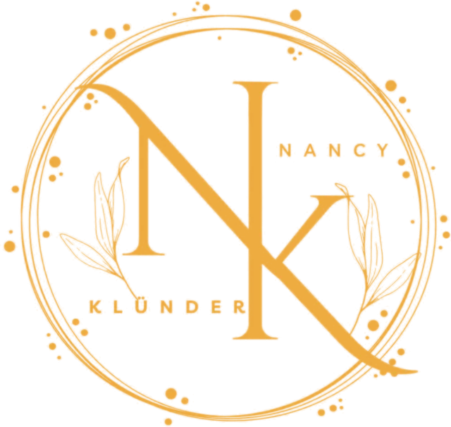 Logo Nancy Klünder: Monogramm NK im goldenen Ring
